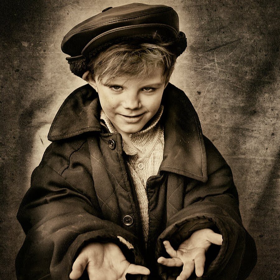 Хулиган 19. Гаврош 1925. Мальчик в кепке. Мальчик хулиган. Фотопортрет мальчика.