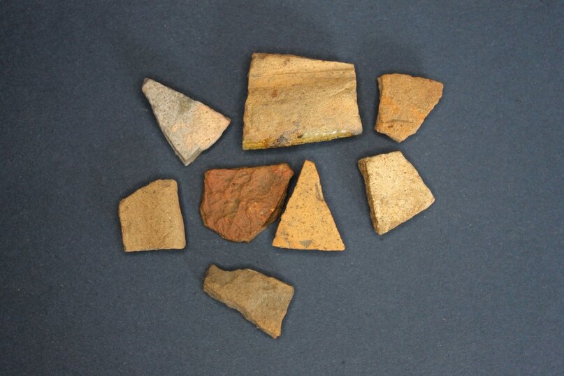 Осколки из красной глины