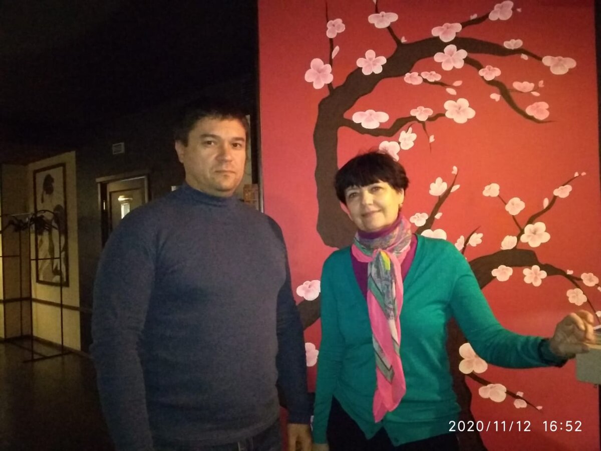 Спасибо, что подписались на мой канал - вы помогаете его развитию. Кирилл Юдин и автор канала в кафе "Гинза", Волгодонск, ноябрь 2020