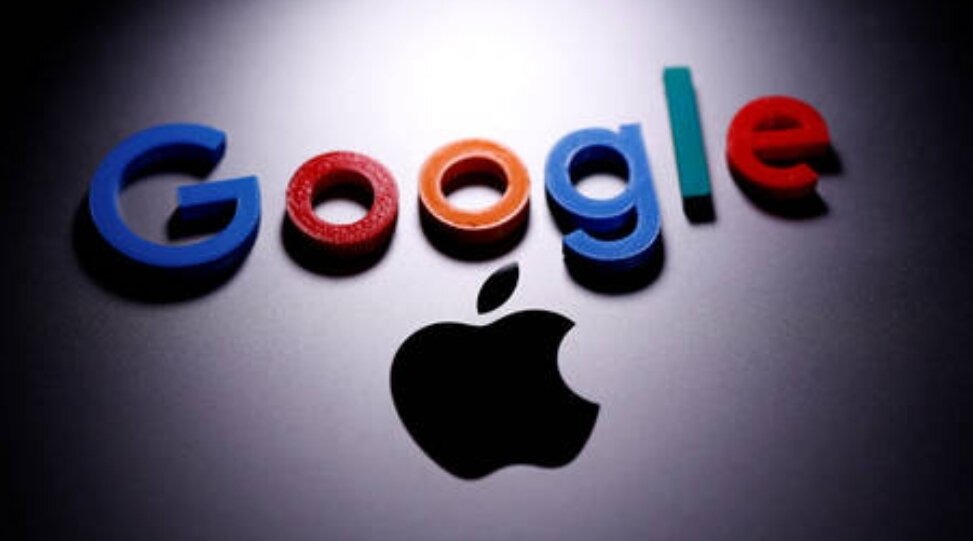 Google удалил консервативно дружественный сайт социальной сети Parler из своего Play Store, призвав к необходимости «защищать безопасность пользователей», заявив, что платформа разрешает публикации, которые «разжигают насилие», как Apple считает аналогичный шаг. Веб-гигант, принадлежащий Alphabet, заявил в пятницу, что Parler будет отстранен от его основной платформы приложений, утверждая, что на сайте отсутствуют «политики модерации» в отношении «вопиющего контента», и назвал эти механизмы «давним» требованием в Play Store. «Все разработчики соглашаются с этими условиями, и в последние месяцы мы напоминали Парлеру об этой четкой политике», - заявили в компании. Это объявление последовало за сообщениями о том, что Apple также потребовала от Парлера более строгого контроля над контентом, предъявив сайту ультиматум в течение 24 часов, иначе его запретят в App Store. Apple представила это требование в электронном письме, отправленном в пятницу утром, заявив, что получила жалобы на то, что платформа Парлера использовалась для планирования штурма Капитолия США жестокими протестующими в среду, сообщает BuzzFeed News.  «Приложение также, похоже, используется для планирования и содействия дальнейшим незаконным и опасным действиям», - добавил технический гигант. Исполнительный директор Parler Джон Матце подтвердил требование Apple как Wall Street Journal, так и Reuters.  Толчок к тому, чтобы задушить Парлера, происходит в то время, когда Twitter, Facebook и другие гиганты социальных сетей очищают аккаунты президента Дональда Трампа и его сторонников, по сути заглушая речи, которые отклоняются от основных тем. Группа онлайн-активистов Sleeping Giants оказала давление на Apple и Google, чьи операционные системы доминируют в мире смартфонов, с целью удалить Parler из их магазинов приложений за нарушение их политики в отношении подстрекательства к насилию.  Группа напомнила двум компаниям, что она способствовала загрузке Gab, другой альтернативной платформы Twitter, из их магазинов приложений в 2017 году. Sleeping Giants проигнорировали тот факт, что Twitter и Facebook также использовались для организации насилия. Пользовательская база Парлера за последние месяцы выросла в геометрической прогрессии на фоне растущей цензуры против Трампа со стороны таких основных платформ, как Facebook, Twitter и YouTube.  У молодой платформы в некоторые моменты этой осенью добавлялись тысячи пользователей в минуту по сравнению с 2000 в день до июня прошлого года.  На этой неделе последовала еще одна волна миграции, когда насилие в Вашингтоне в среду было использовано как предлог для запрета консерваторов. «Это будет мой последний пост об этой антиамериканской платформе», - сказал радиоведущий и заинтересованный участник Parler Дэн Бонгино своим 2,8 миллионам подписчиков в Twitter в пятницу утром. 