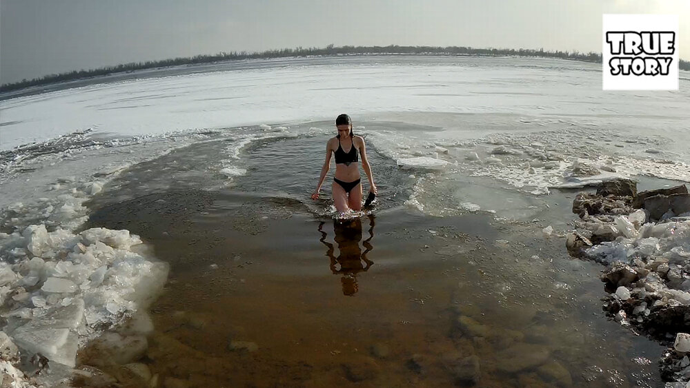 У нас -10, а девчонки лезут в прорубь. Сходил на крещенские купания 