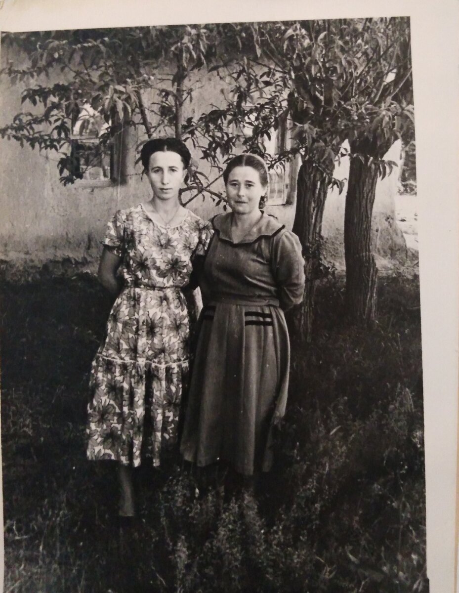 Фото из семейного архива. Мать с Таней.