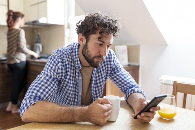 Источник: https://ru.freepik.com/free-photo/man-looking-at-his-phone-in-the-kitchen_5179650.htm