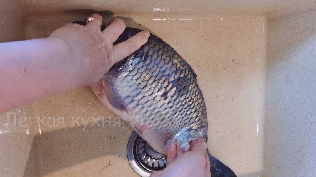 Чистка рыбы рукой