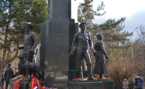 Защитники рубежей. Сквер пограничников Краснодар. Краснодар памятник пограничникам Мачуги. Памятник в сквере пограничников Краснодар. Памятник защитникам рубежей Отечества Краснодар.