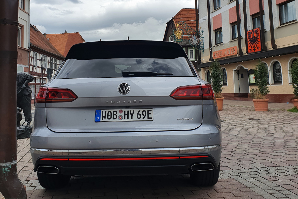 Стандартное оснащение Touareg eHybrid более богато, чем варианты с чистым сгоранием. Красная светоотражающая лента под хромированной отделкой подчеркивает ширину вседорожника.