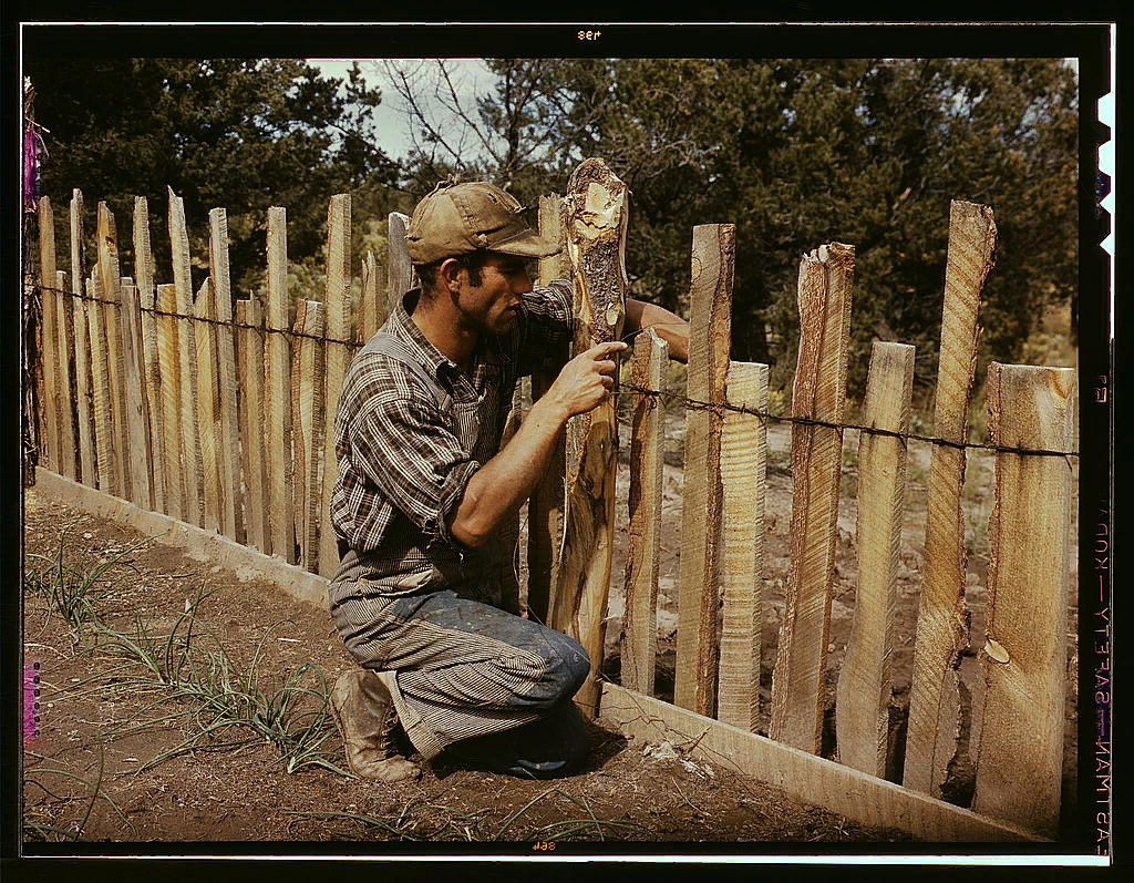 Петро ремонтирует забор(фото из интернета)