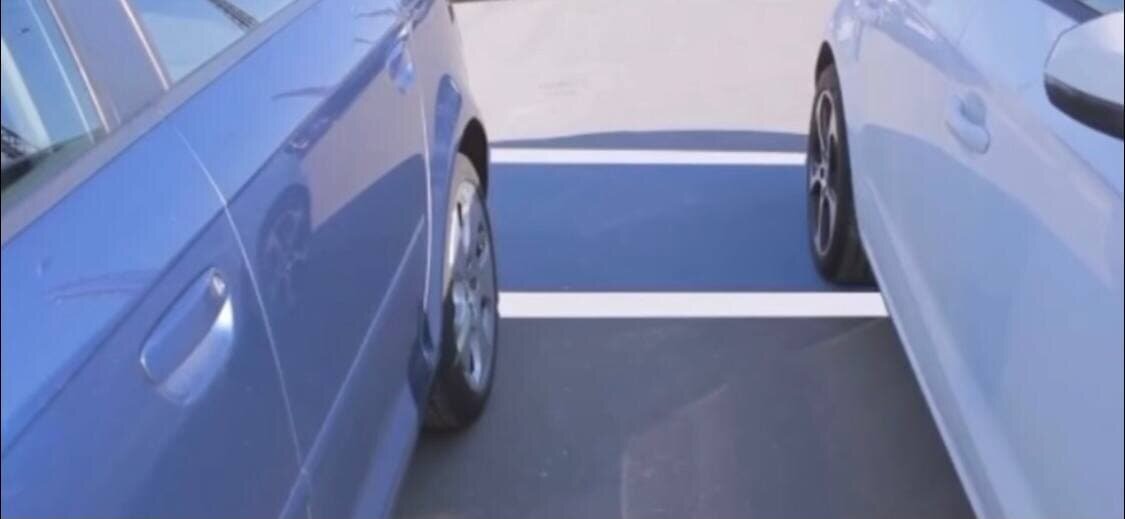 Заднее колесо позади заднего  бампера машины 