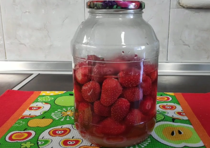 Рецепт компота на зиму с лимонной кислотой. Клубничный компот рецепт.
