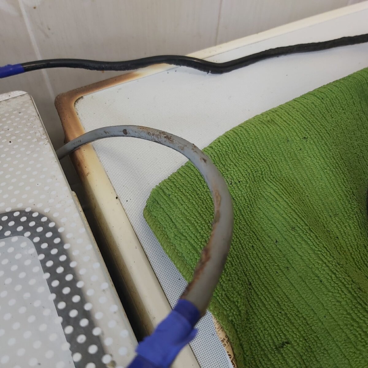 В ход пошёл специнструмнт: синяя изолента