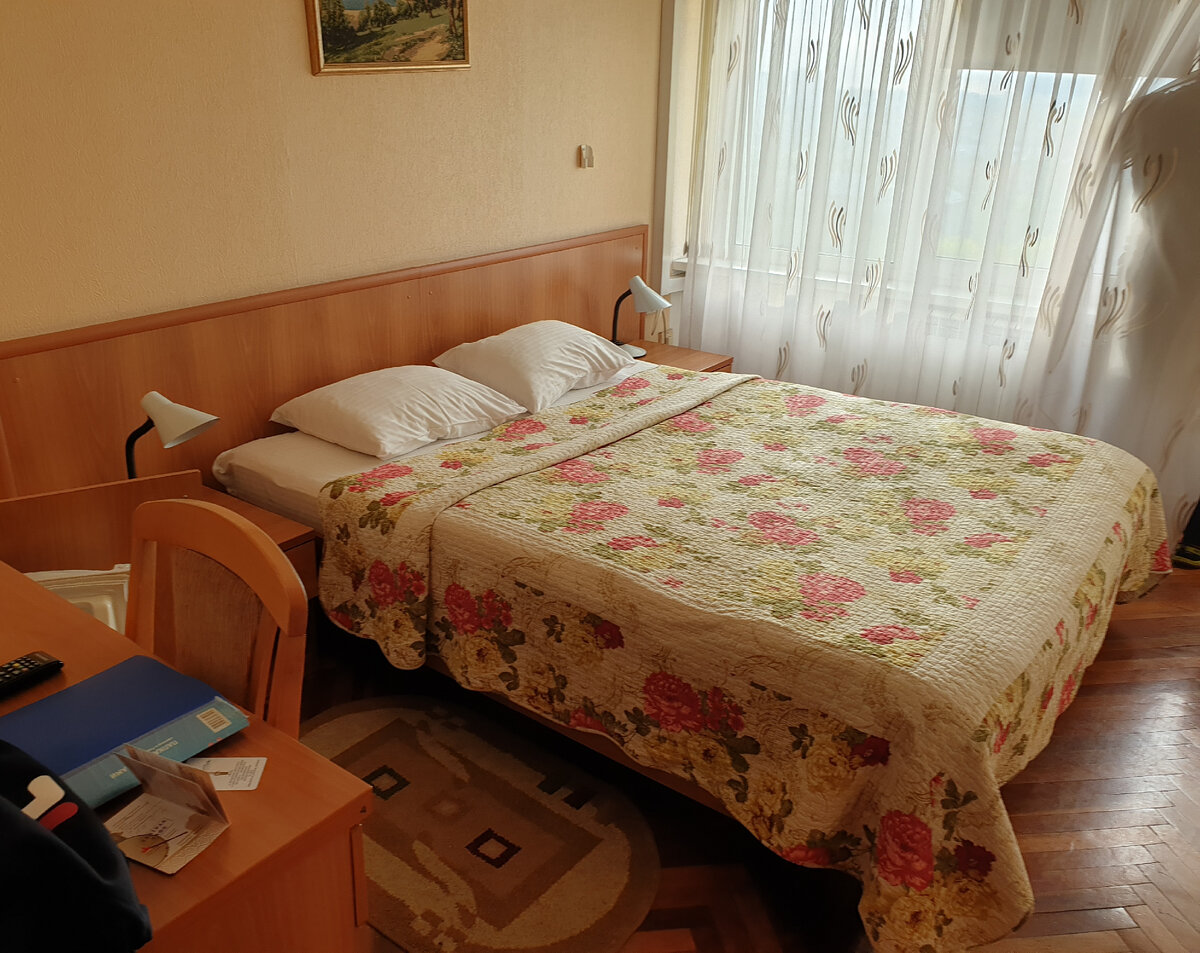 Самый деревенский и старомодный плед в мире. Советую гостинице их срочно выкинуть и купить модные, современные. Либо вообще без них, типа минимализм в интерьере