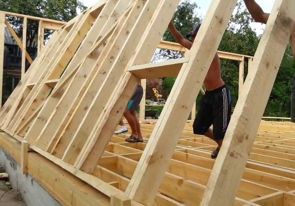 Поднятие каркаса стен. Фото для примера. 