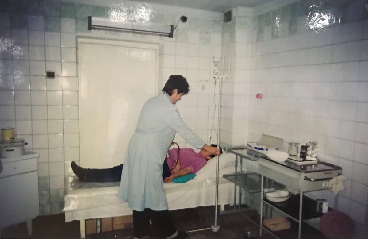 Сфотографировала вчера на выставке, 1996 год, медсестринский кабинет 