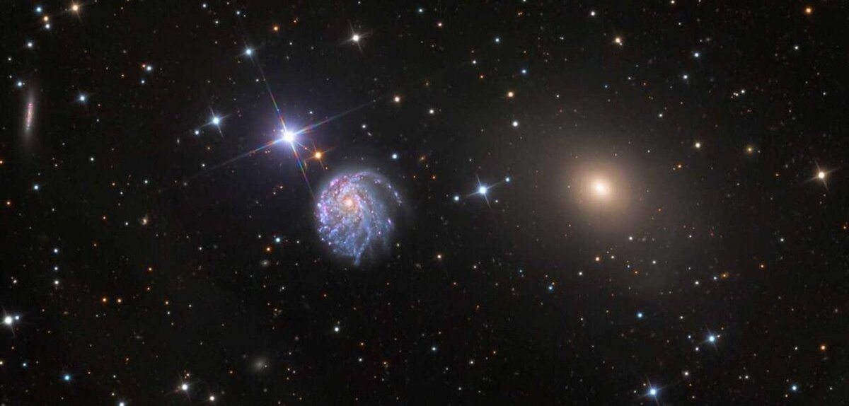 Фотография телескопа «Хаббл» показывает галактику NGC 2276 (слева) и соседнюю галактику меньшего размера NGC 2300 (справа). © Adam Block/Mount Lemmon SkyCenter/University of Arizona 