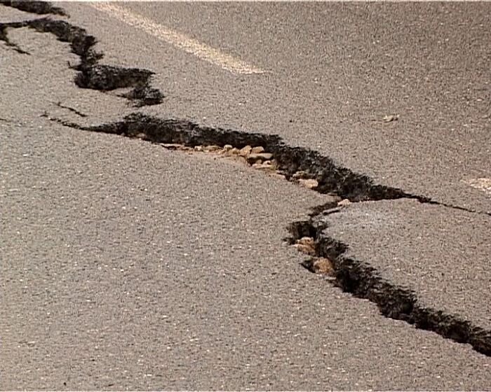 Чтобы найти причины «хрупкости» асфальта, нужно прежде всего разобраться с тем, что он из себя представляет. С научной точки он является горной смолой - черным веществом, которое плавится при температуре в сто градусов по Цельсию. При этому асфальт бывает как природного, так и искусственного происхождения: первый применяют как составную часть для лаков и других веществ, а вот второй - как раз при строительстве дорог. 