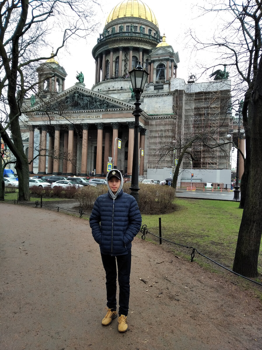 Я возле Исаакиевского собора.