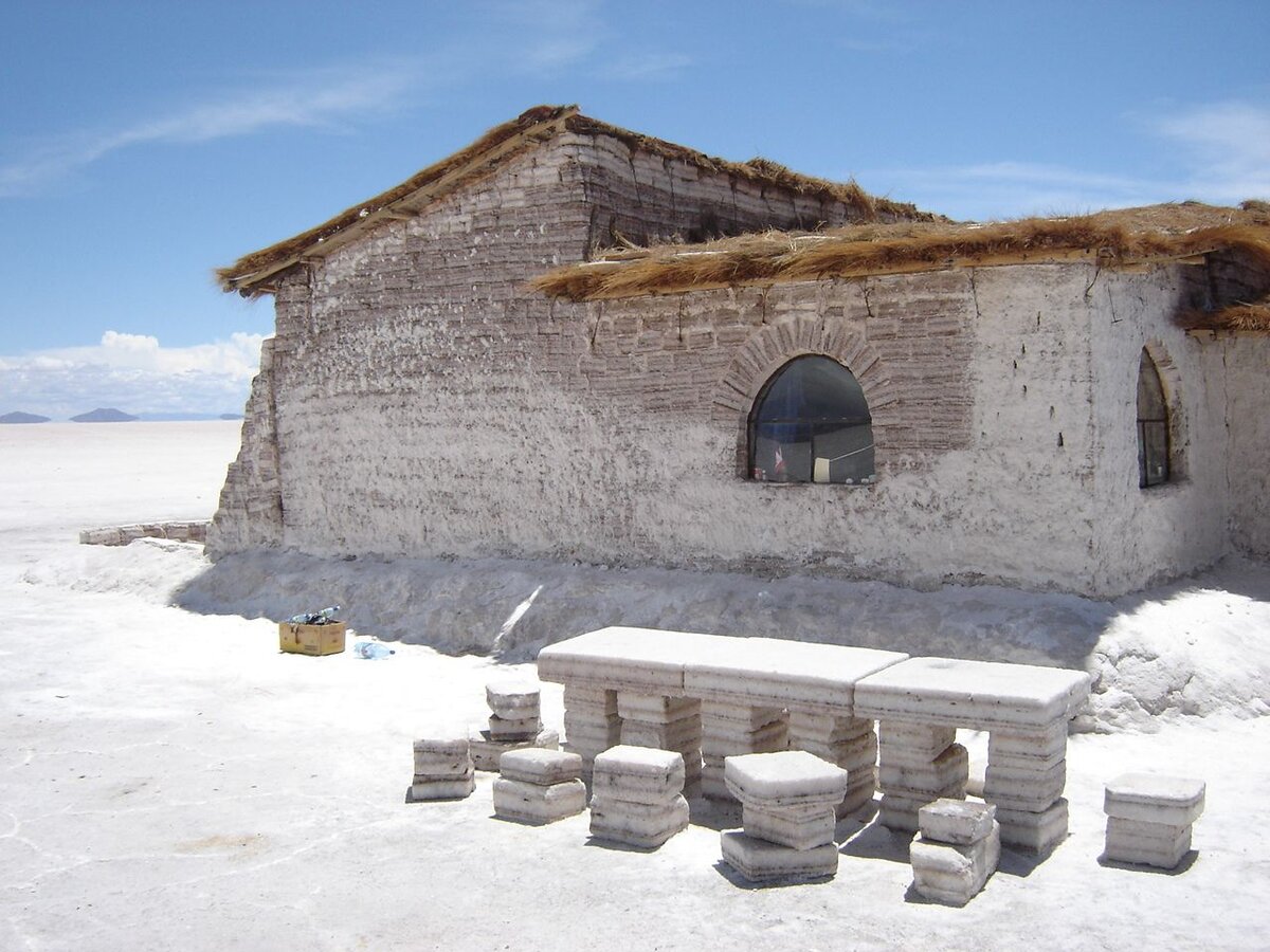 Salt place. Palacio de Sal Боливия. Соляной дворец Боливия. Отель из соли в Боливии. Солончак Уюни отели из соли.