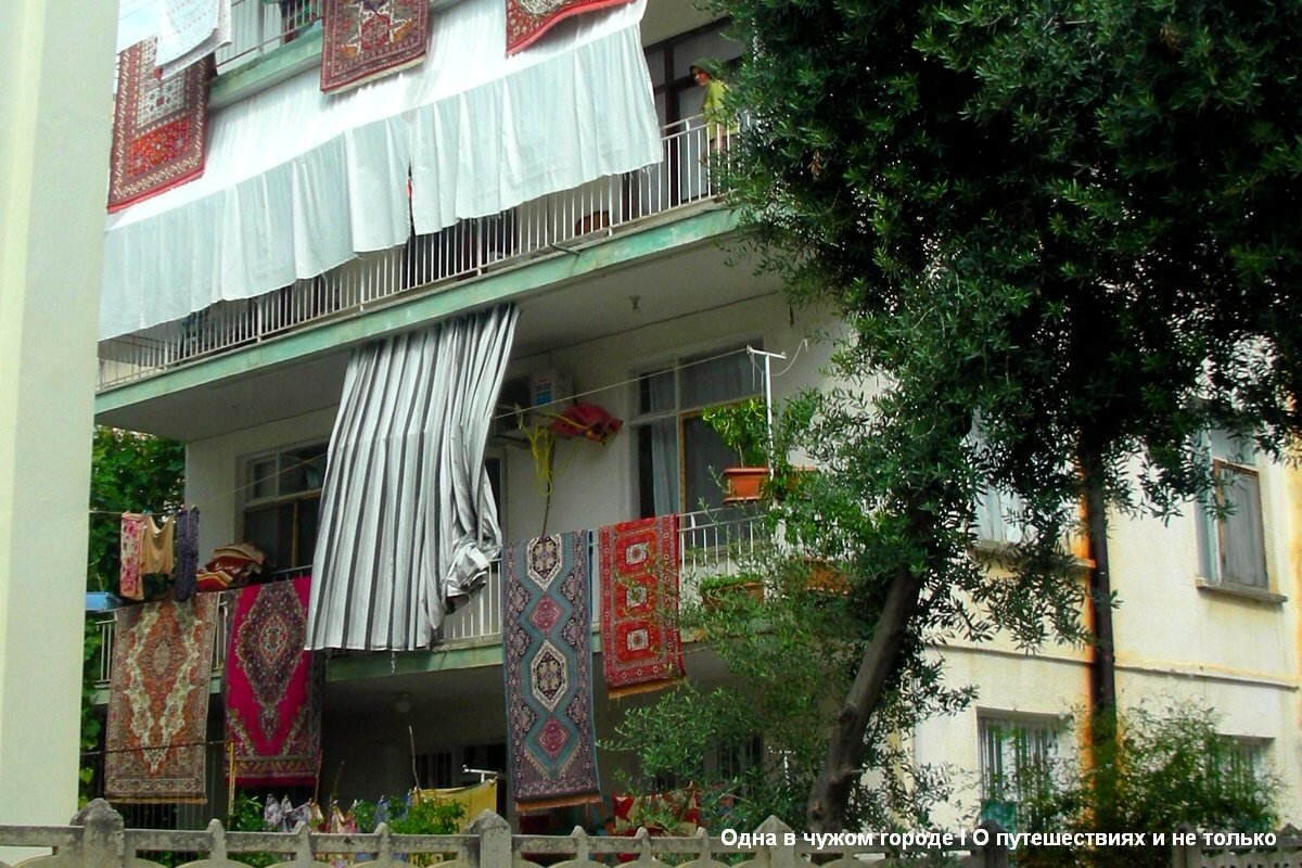 В помощь для этого у турчанок побогаче есть специальные машинки, кто не может себе такую позволить – надраивает ковры обычной губкой😉