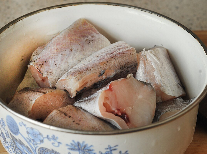 Это отличный и простой метод подготовки рыбы к приготовлению. После этого любая слишком вонючая и/или сухая рыба получится со аппетитным ароматом, сочная с шикарным вкусом.-2