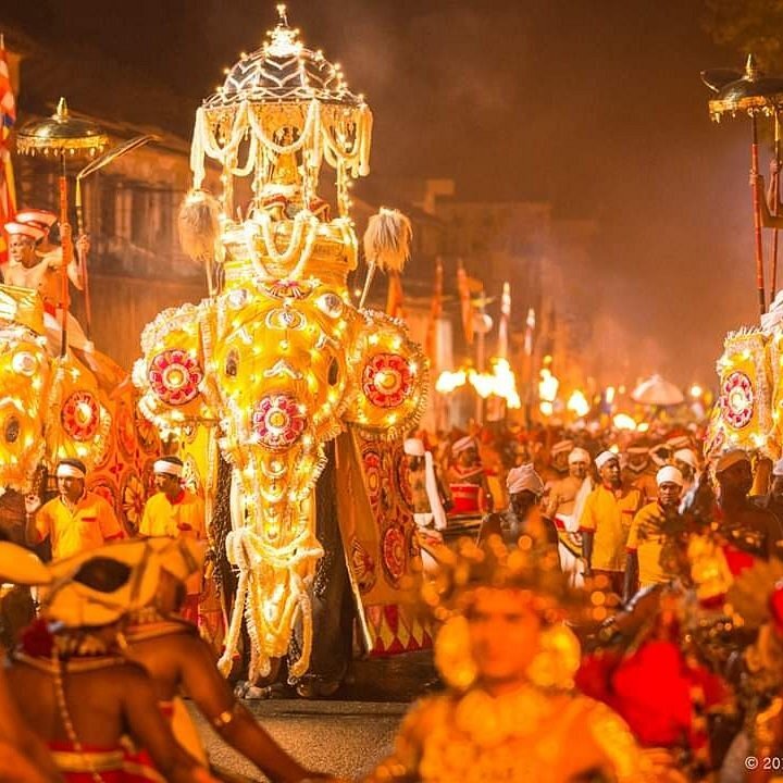 Масштаб праздника поражает, но главное то, что в глазах людей читается счастье, умиротворение и любовь