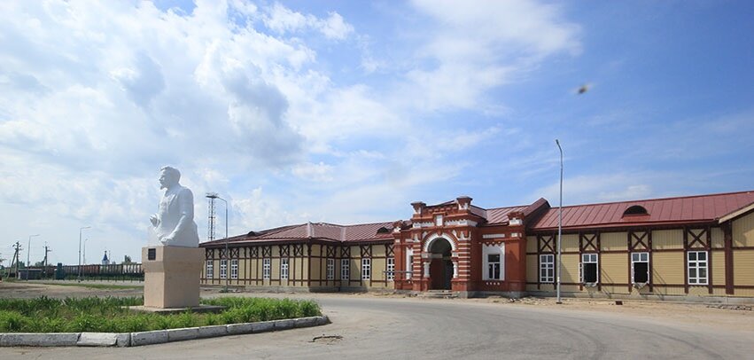 Вид со стороны города.