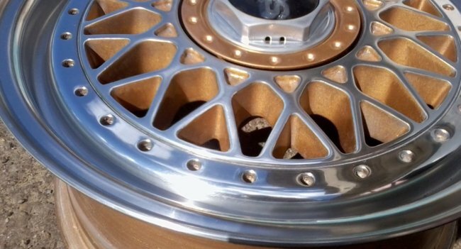 Места сварки зашлифовываются при помощи болгарки и специального диска, а затем протираются тряпкой.