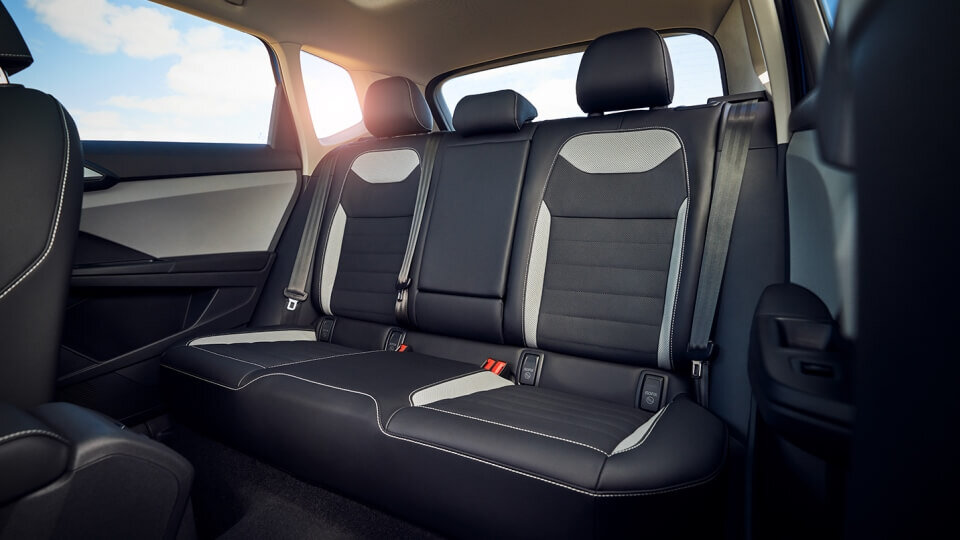 Комфортабельный салон Интерьер салона Taos - это разумный стиль, сочетающий практичный фирменный дизайн и элегантные формы. Обивка сидений с использованием материала ArtVelours приятна на ощупь и стильно смотрится. Доступные вентилируемые кожаные сиденья с контрастной прострочкой и широкий панорамный люк на крыше делают вождение комфортным. Фольксваген Таос наполнен полезными технологиями, которыми вы будете пользоваться каждый день.