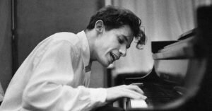 Виртуозная, своеобразная техника пианиста поражала зрителей