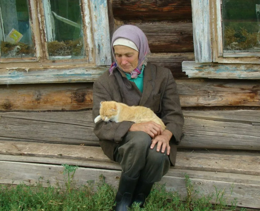 В селе мы сидим на веселе. Бабушка в деревне. Старушка в деревне. Бабушка в селе. Люди в деревне