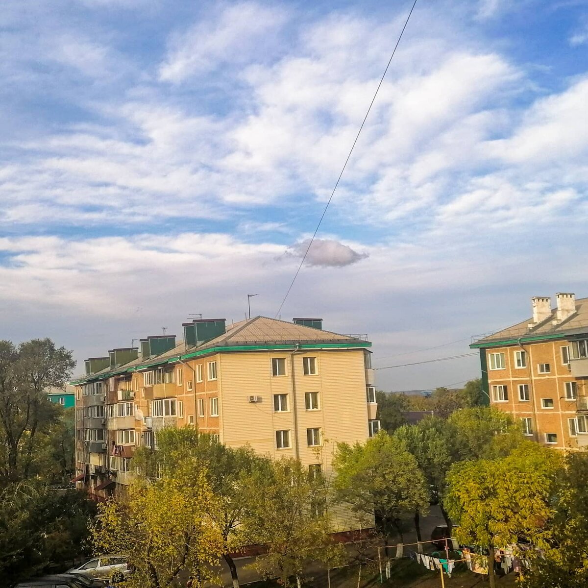 Такое серенькое облачко заплыло в поток ярко - белых облаков!))) "-Девочка, куда ты идёшь?! Там ведь нет огней!  - Плевать! Я зажгу свои!"))) Вспомнилось мне при виде этой картины))))... 