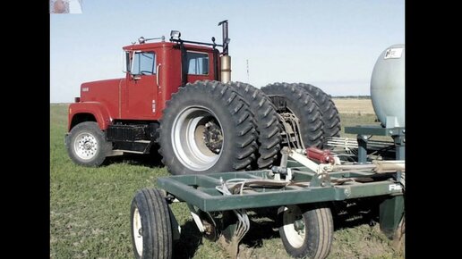Казахстанский силач протащил на несколько метров 24-тонный трактор - видео