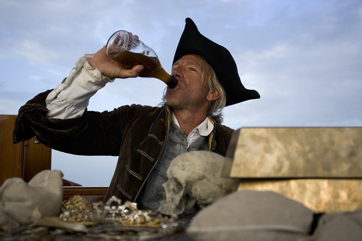 Пират с бутылкой рома