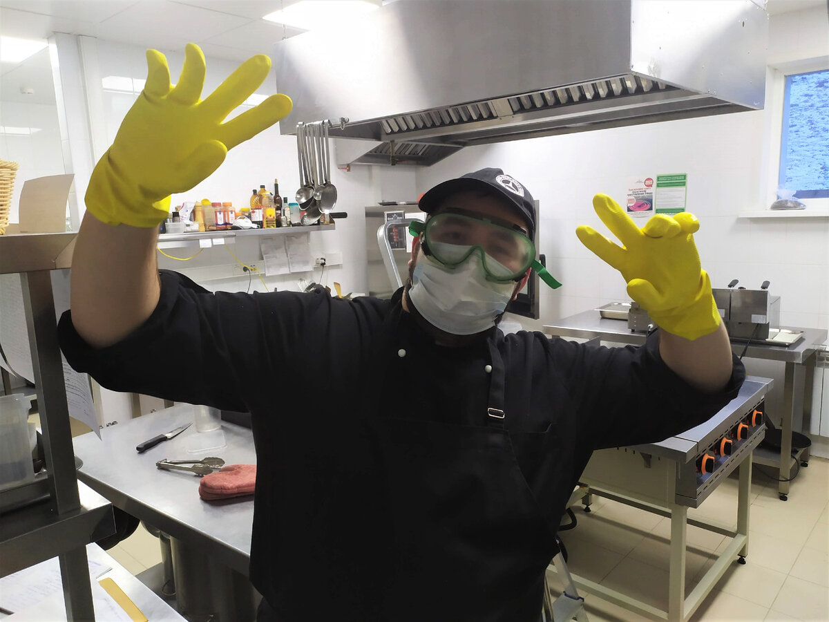 На фото мой коллега и друг Никита, его я и заменял 