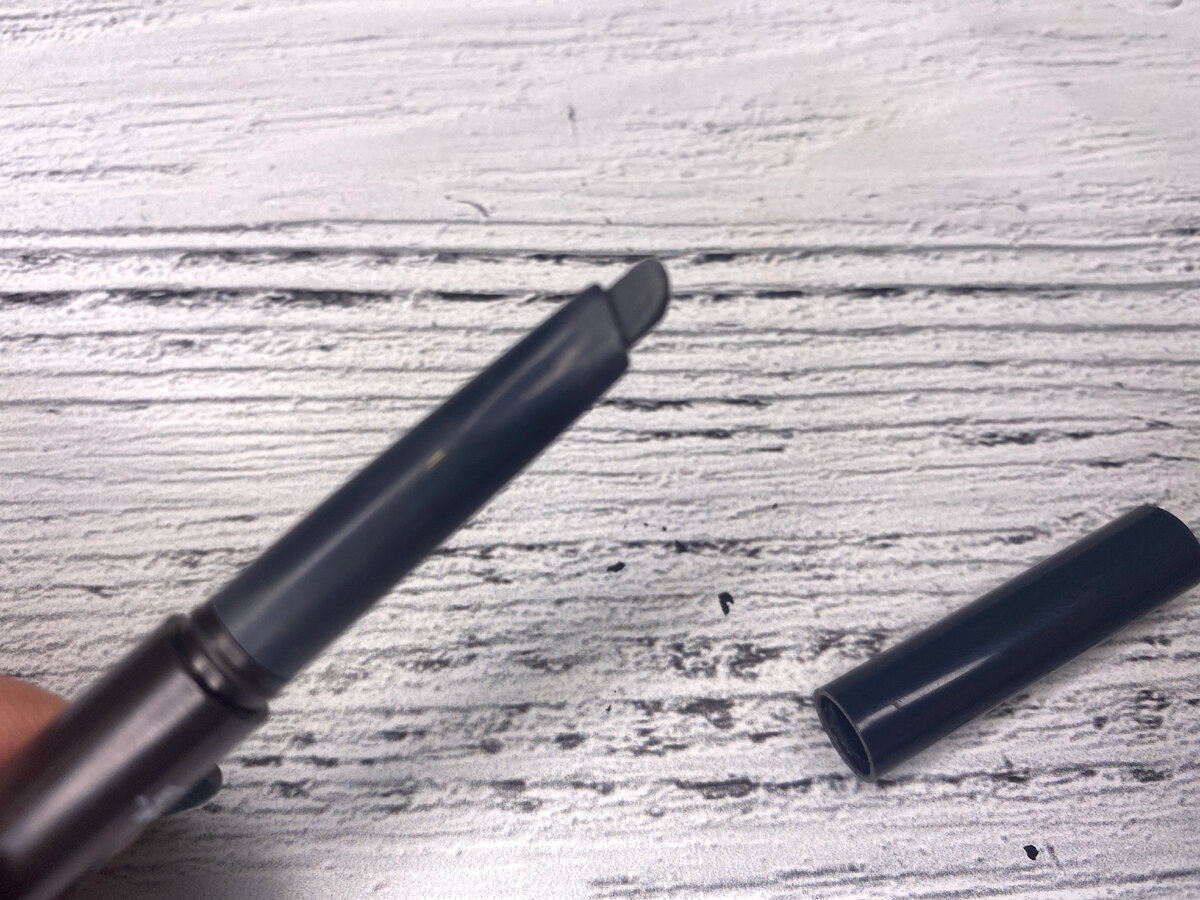 Карандаш имеет специально скошенный грифель для удобной выресовки бровей.