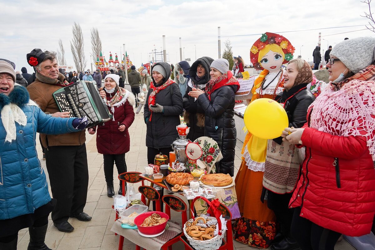 Когда проводят масленицу в 2024. Масленица в Волгограде 2022. Масленица Волгоград 20234. Ватутинки массовое гуляние Масленица. Народное гуляние.