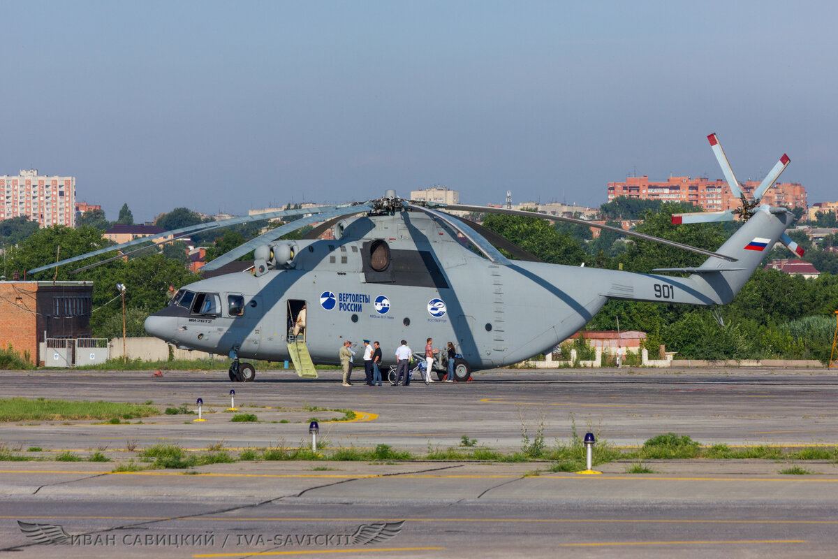 Новейший Ми-26Т2 в окружении специалистов Роствертола
