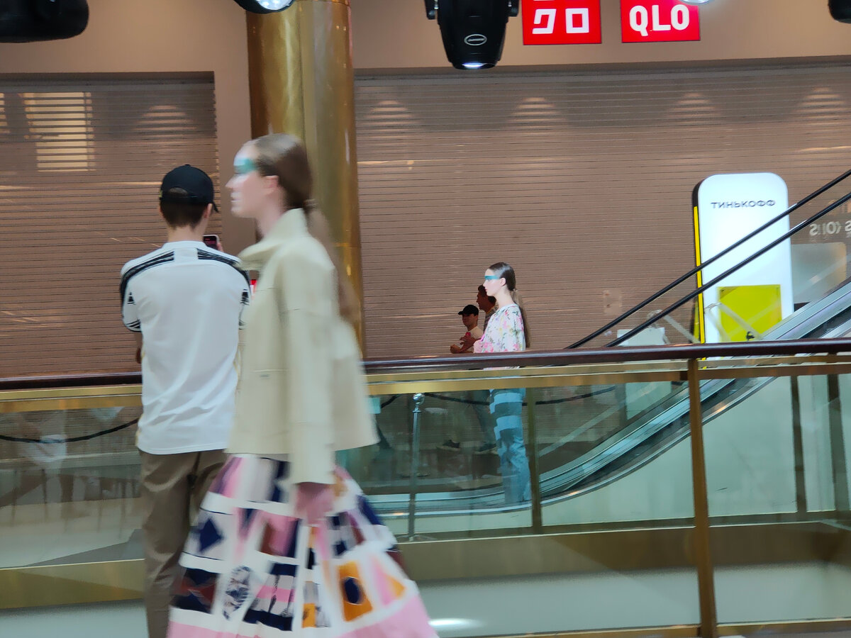 Молчаливо с неподвижным лицом и гордо поднятой головой