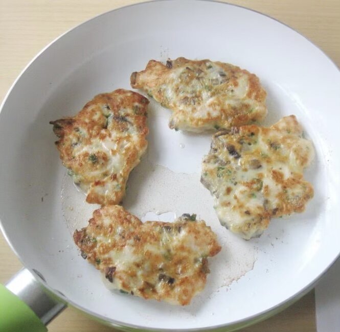 Нарежьте огурцы к котлеткам и зовите всех к столу, пока не остыло.