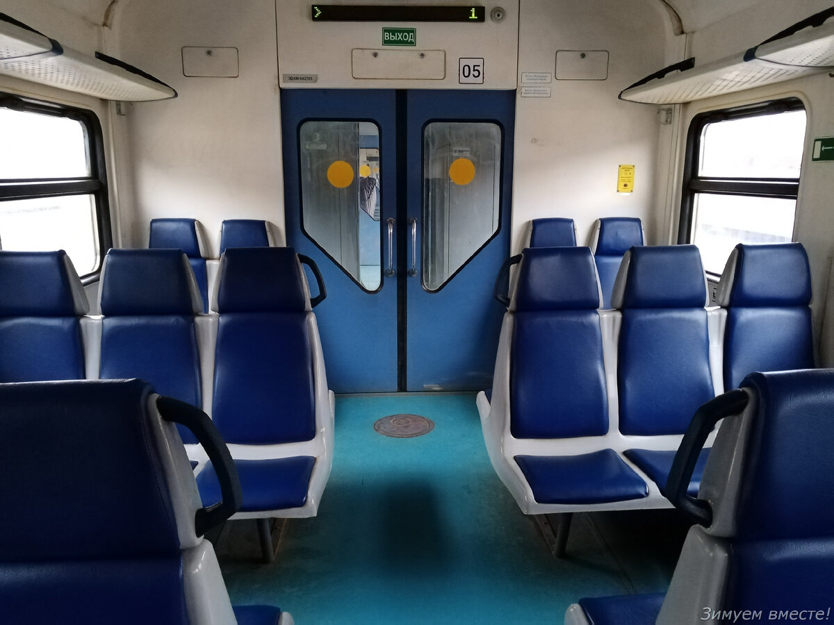 Точно такие же курсируют от Мин.Вод до Кисловодска. 
Снаружи поезд, конечно, попроще аэроэкспресса :