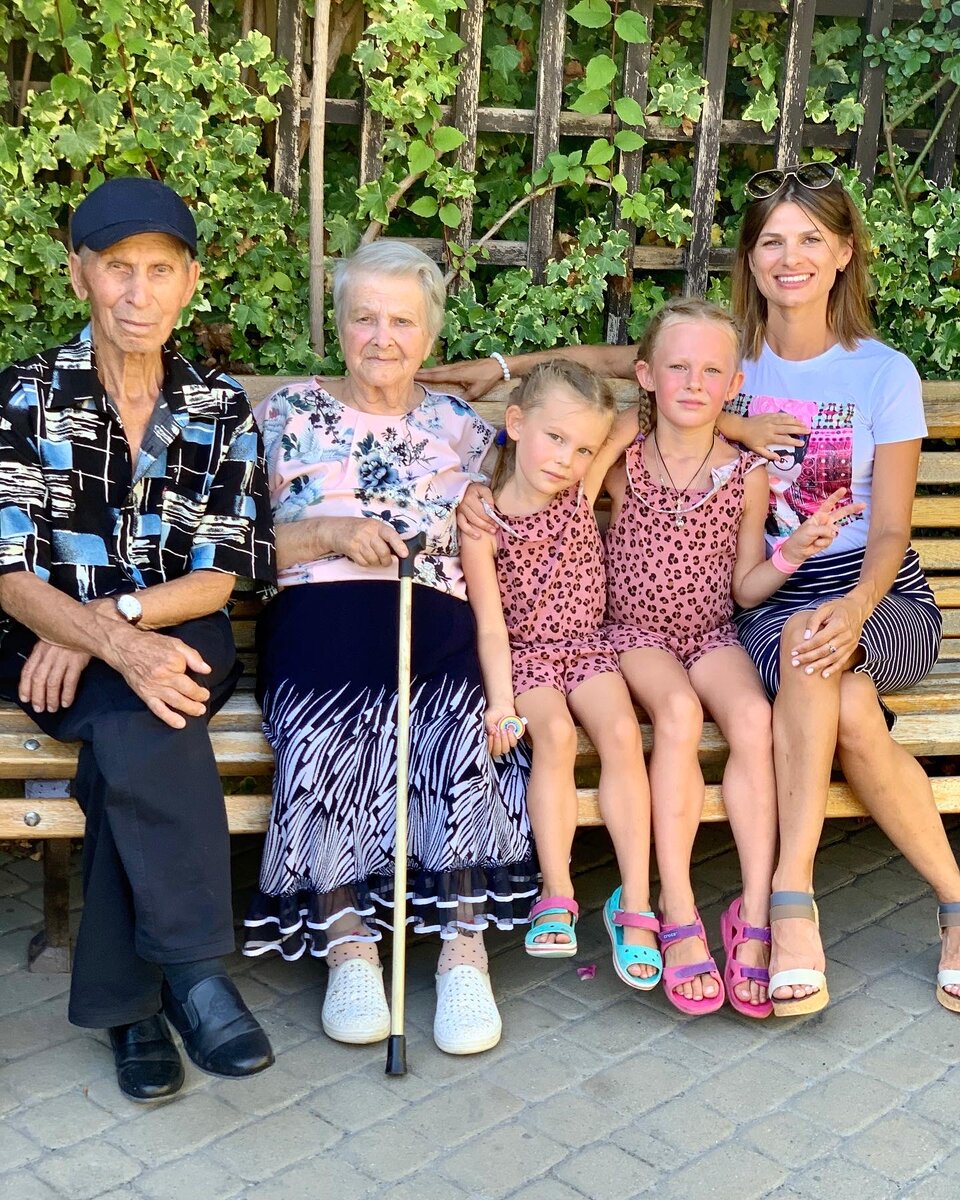 Мой дедушка Абудар (90лет) Бабуля-85лет, мои доченьки и я. Празднуем юбилей бабушки 2020 году.