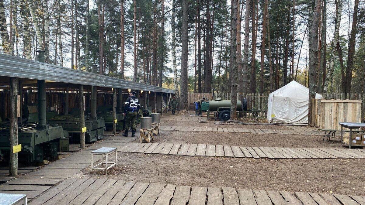    Губернатор Нижегородской области Глеб Никитин привез 2 модульные бани в палаточный лагерь в деревне Песочное в Костромской области© Фото : Глеб Никитин/Telegram