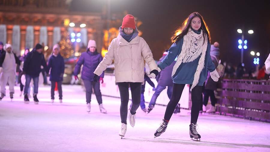 Россияне с нетерпением ждут зимы, чтобы провести время всей семьей. Способствовать будет совпадающий график отдыха у детей и взрослых.