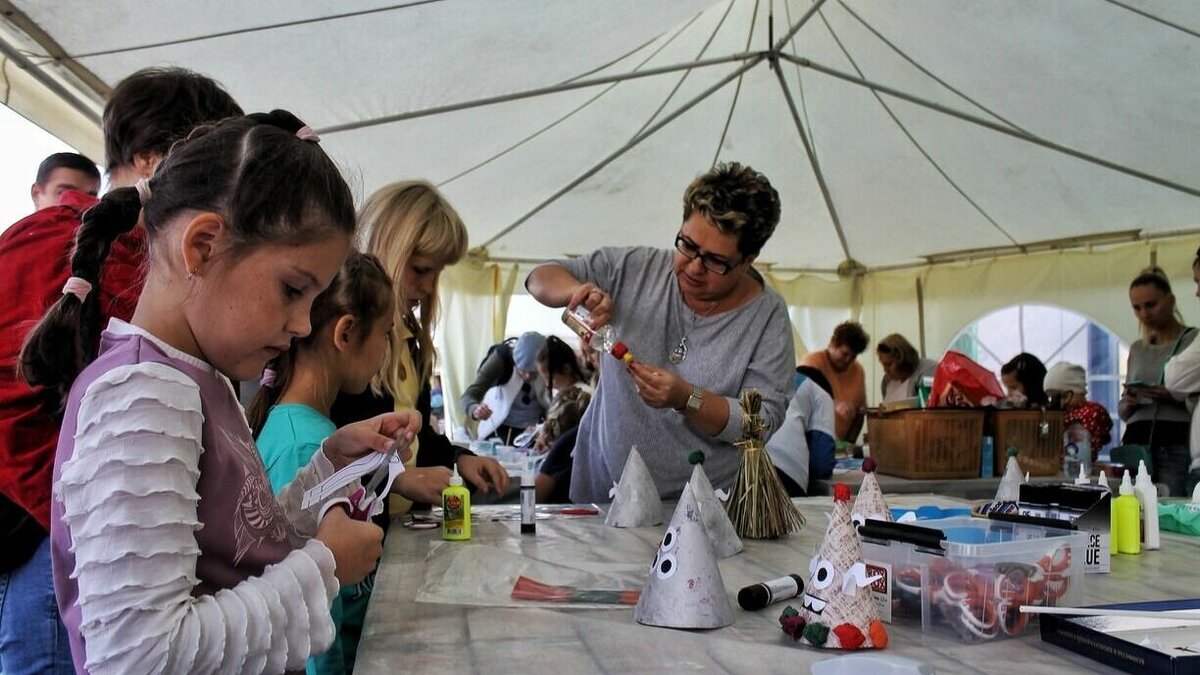     В Дуванской зональной модельной библиотеке, модернизированной в рамках нацпроекта «Культура», создана мультстудия «Росток». Накануне в этом пространстве прошёл вводный урок «Мир мультфильмов».