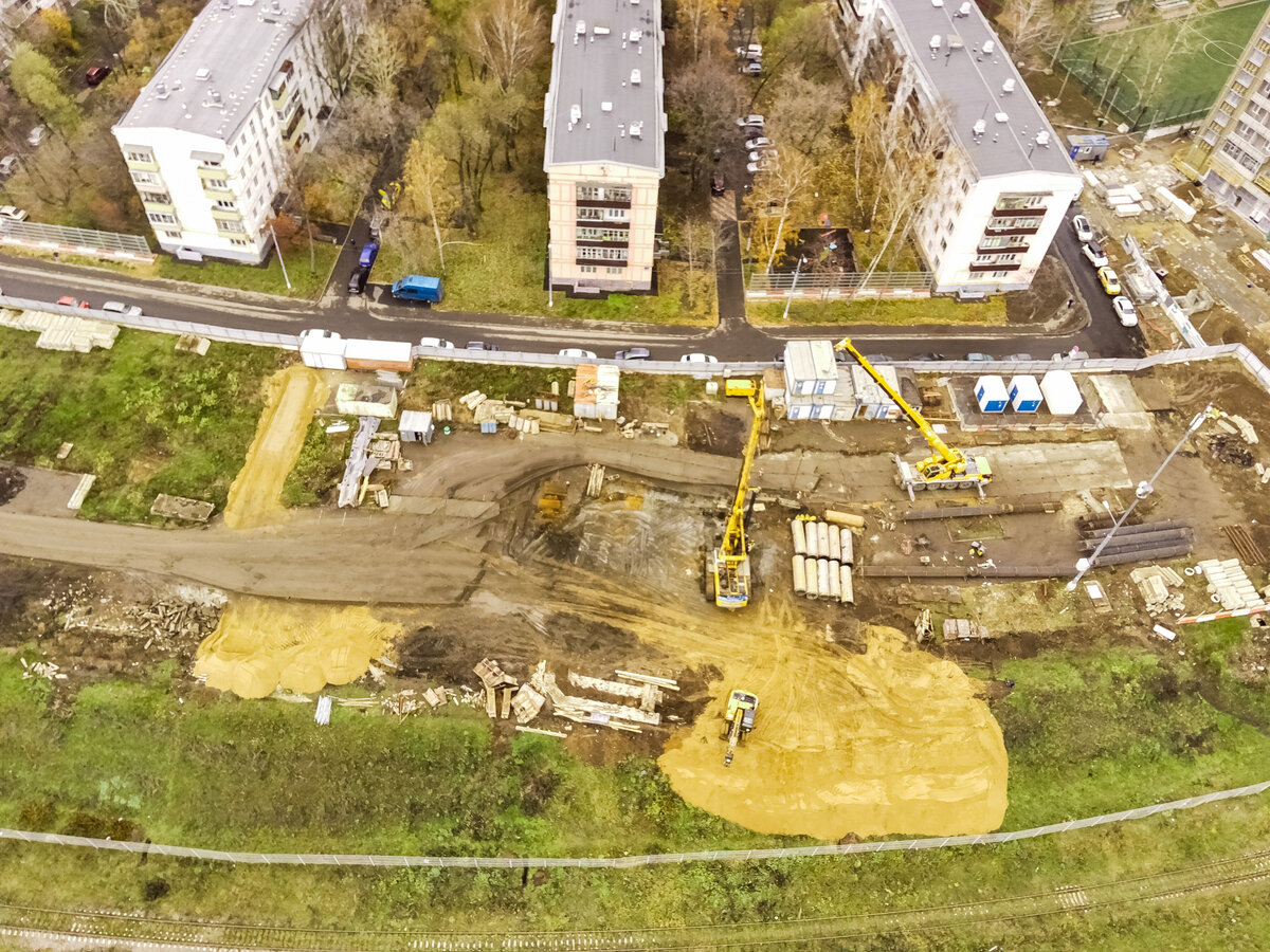 📷 3: Ведутся буровые работы по стене в грунте в восточном торце будущего котлована станции. Здесь же будут финишировать щиты, ведущие проходку тоннелей от оборотных тупиков станции «ЗИЛ». Также ведутся работы по выравниванию уровня поверхности на склоне к МЦК.