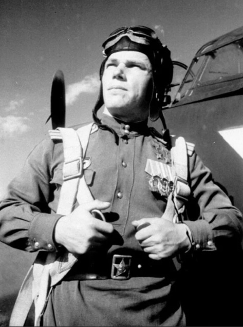 Молодой летчик Иван Кожедуб на службе во время войны 