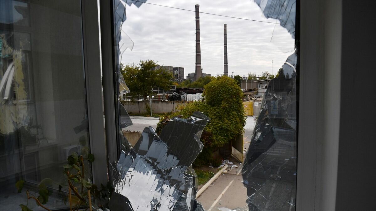    Разрушения на территории управления капитального строительства Запорожской АЭС в Энергодаре© РИА Новости / Евгений Биятов