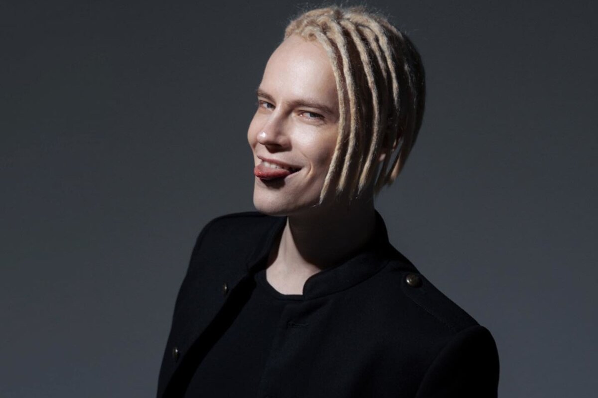     «Мне 31, но внутренне 60»: SHAMAN откровенно рассказал о жизни с женой, которая на 14 лет старше его