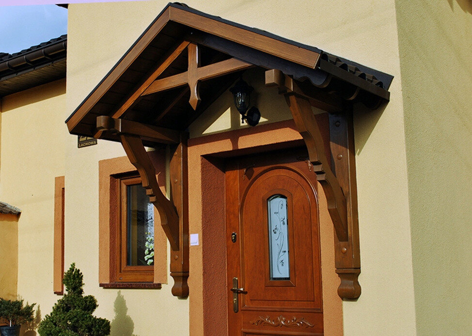 крыша над дверью. козырёк над крыльцом. крыша над крыльцом. деревянный навес над крыльцом. крыша над дверью.