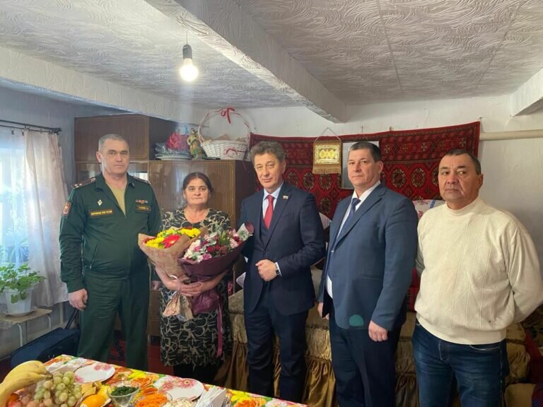    Военком Дмитрий Килеев навестил в Переволоцком районе матерей Героев России Марина Шарт