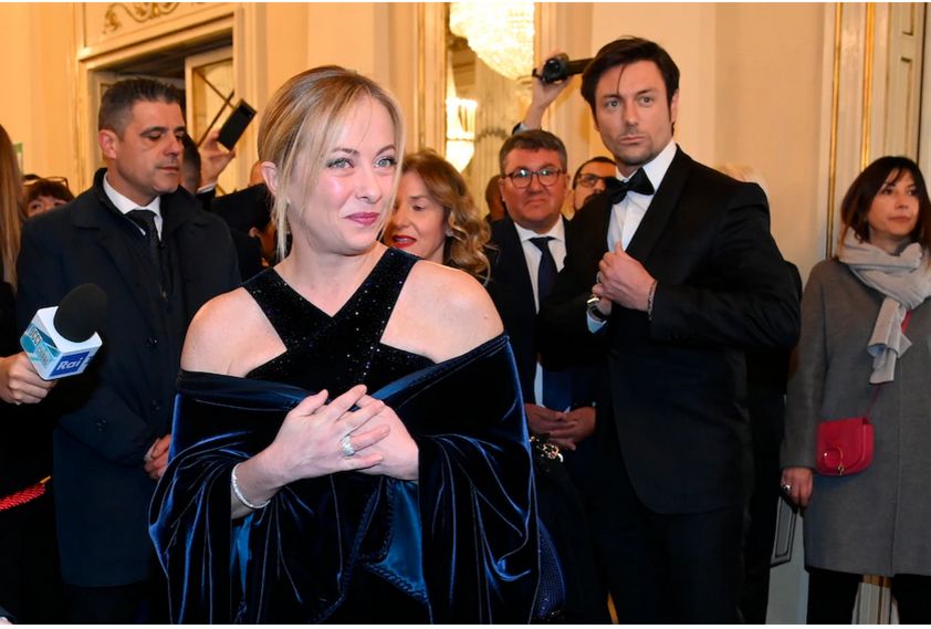 Премьер-министр Италии Джорджия Мелони прибывает на гала-премьеру в "Ла Скала" в Милане. Самый известный оперный театр Италии открывает свой новый сезон  русской оперой "Борис Годунов", выбор которой вызвал протесты украинцев, которые считают, что это культурное событие служит пропагандистской победой Кремля на фоне of Russia’s invasion of Ukraine. (Gian Mattia D’Alberto/LaPresse via AP).